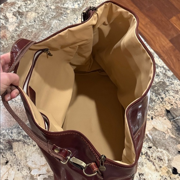 Made in Italy - Italian Leather Travel Shoulder Bag - Picture 3 of 7